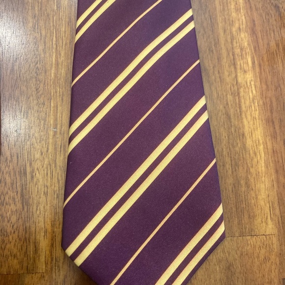 Harry Potter Gryffindor Tie - Picture 2 of 3